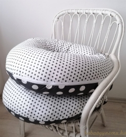 Szürke pöttyös-fehér nagy pöttyös- Ölelőpárna képe